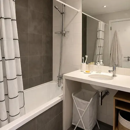 2 Bedroom Central Lisbon Apartment Near Graca-Alfama-Baixa-Rossio With Private Parking * Lisboa