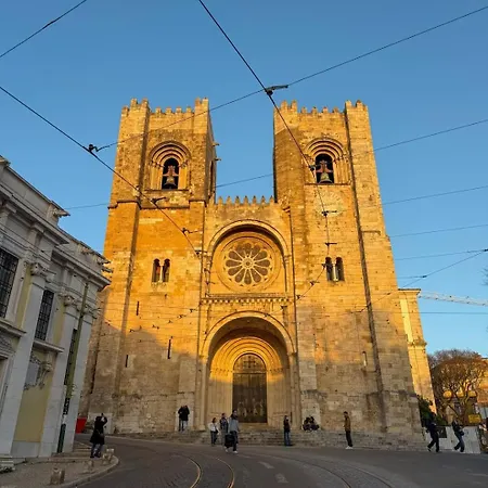 2 Bedroom Central Lisbon Apartment Near Graca-Alfama-Baixa-Rossio With Private Parking شقة Lisboa